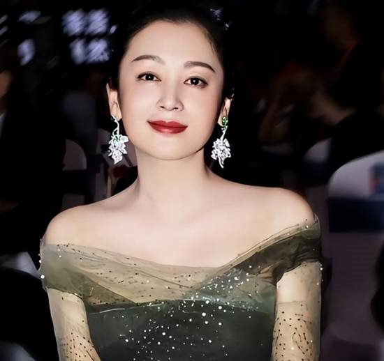 陈红57岁状态登热搜 岁月不败美人老去依旧优雅