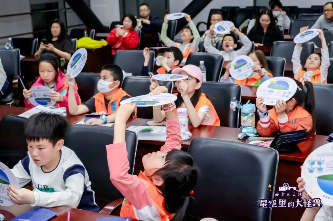 孩子们在北京天文馆使用活动星图认星。受访单位供图