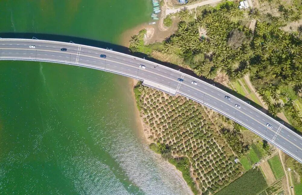 海南三亚的海南环岛旅游公路/图源：新华社