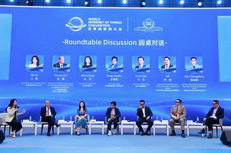 世界物联网500强峰会，多位嘉宾佩戴搭载AR+AI会议翻译系统的亮亮视野AR眼镜