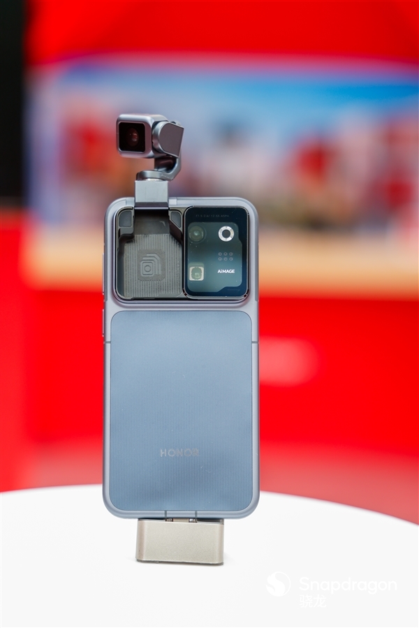 荣耀Robot Phone展示AI绝活：一句话搞定屏幕调整、设闹钟、打车