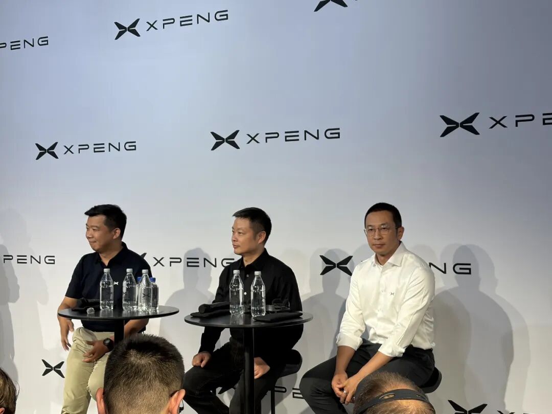 发布会后的群访环节，几乎变成了海外媒体的沟通会｜图片来源：极客公园