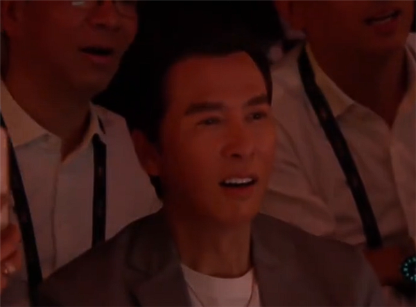格斗赛机器人头被打飞 功夫巨星甄子丹看得呆住