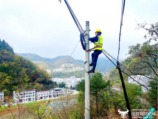 （移动工作人员在乡村进行通信建设）