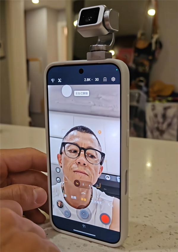 陈震抢先晒荣耀Robot Phone真机：4D云台主摄一键启动！支持360°追踪