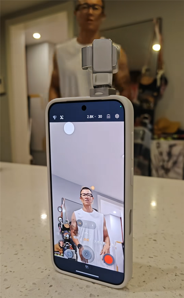 陈震抢先晒荣耀Robot Phone真机：4D云台主摄一键启动！支持360°追踪