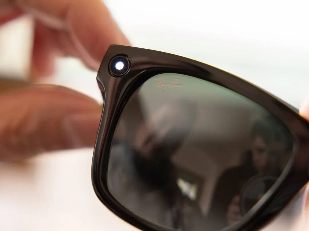 Mangelhafter Datenschutz? Ray-Ban Smart Glasses gucken und hören zu!