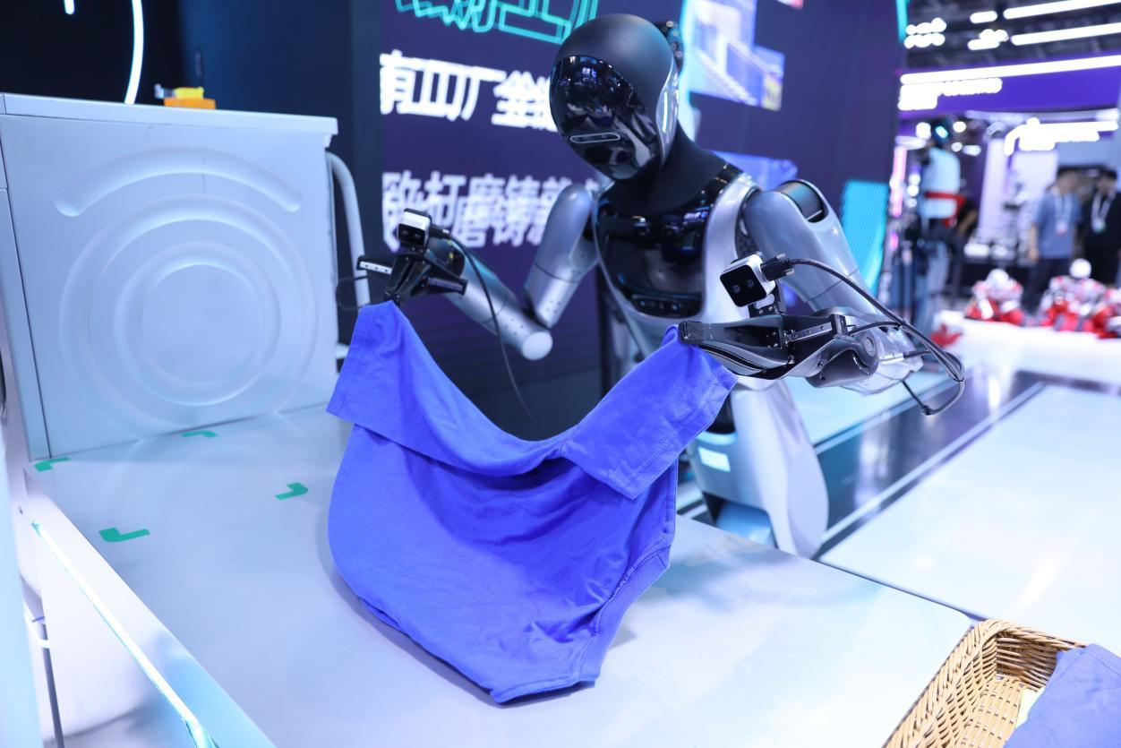 WAIC 2026擎朗具身社区开张：无遥操，纯自主，看得见的具身服务