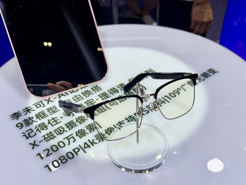 2026世界人工智能大会现场，李未可展出的新款智能眼镜。新京报贝壳财经记者俞金旻摄