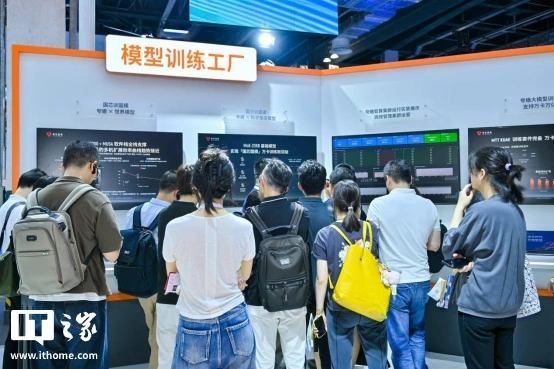 把 256 张 GPU 变成一台计算机:摩尔线程 MTT C256 超节点亮相 WAIC 2026