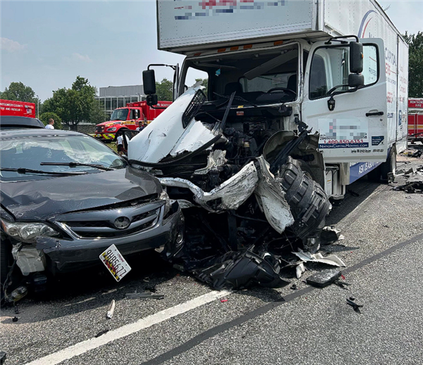 美国搬家卡车失控连撞十多辆车：一特斯拉Cybertruck被拦腰截断