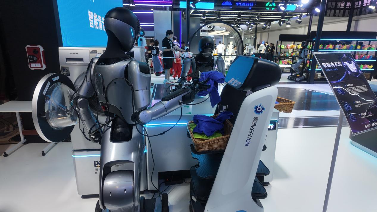 WAIC 2026擎朗具身社区开张：无遥操，纯自主，看得见的具身服务