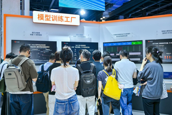 把256张GPU变成一台计算机!摩尔线程MTT C256超节点硬核亮相WAIC 2026