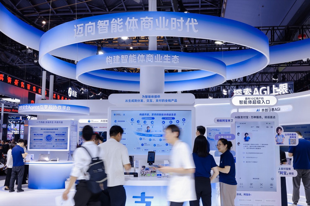 近十项发布密集登场，蚂蚁在WAIC甩出一串“AI全家桶”