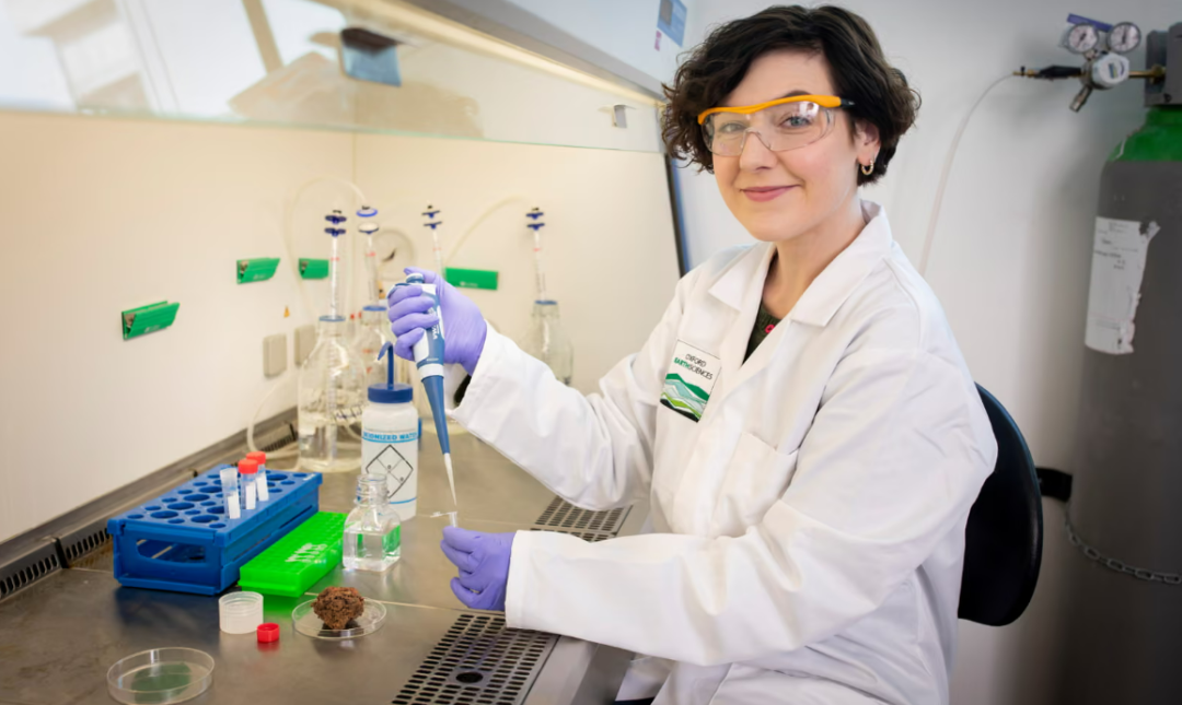 图丨牛津大学古生物学家、相关论文第一作者兼通讯作者 Alexandra Morton-Hayward（来源：《卫报》）