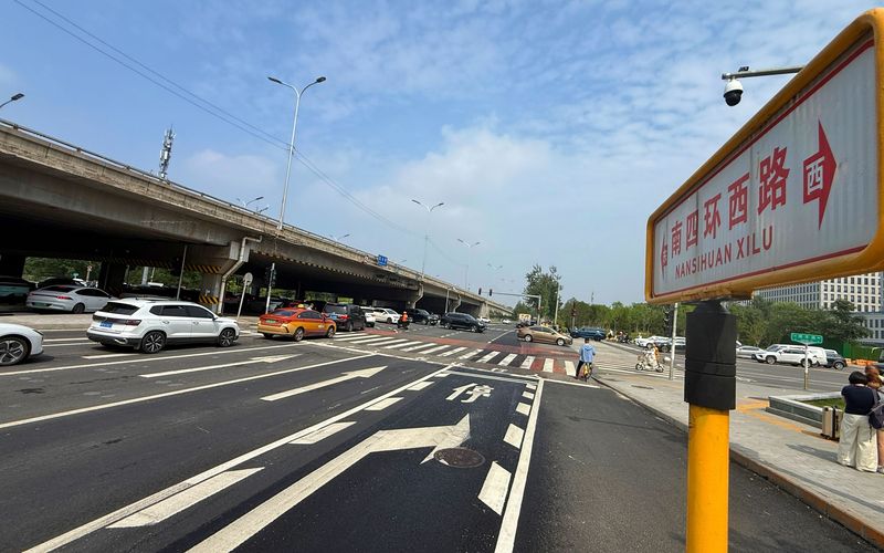 优化调整后，早晚高峰期间花乡桥路口拥堵指数下降10.9%，拥堵等级由严重拥堵降为中度拥堵。新京报记者 王贵彬 摄
