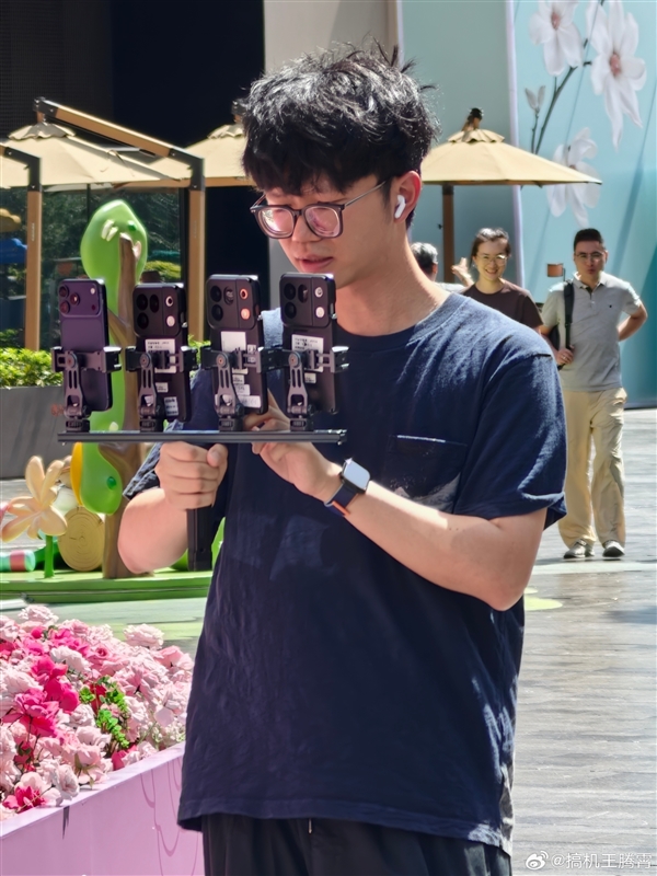 OPPO Find X10真机偷跑:横向大矩阵镜组 全系统一采用四摄方案