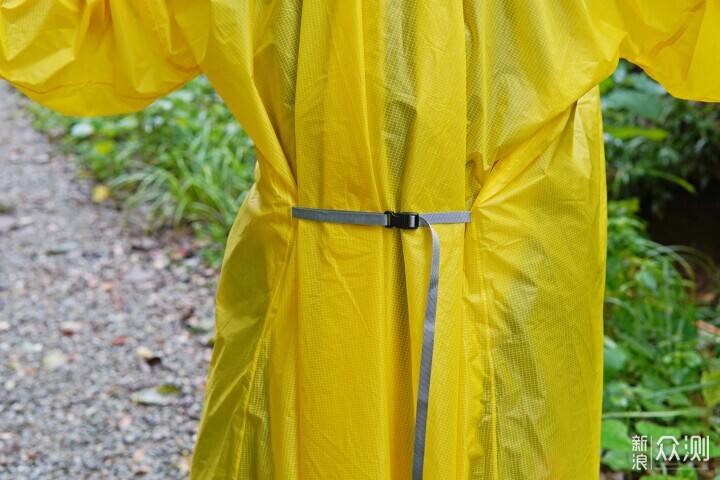 户外徒步，这种专业户外雨衣才是更好的选择_新浪众测