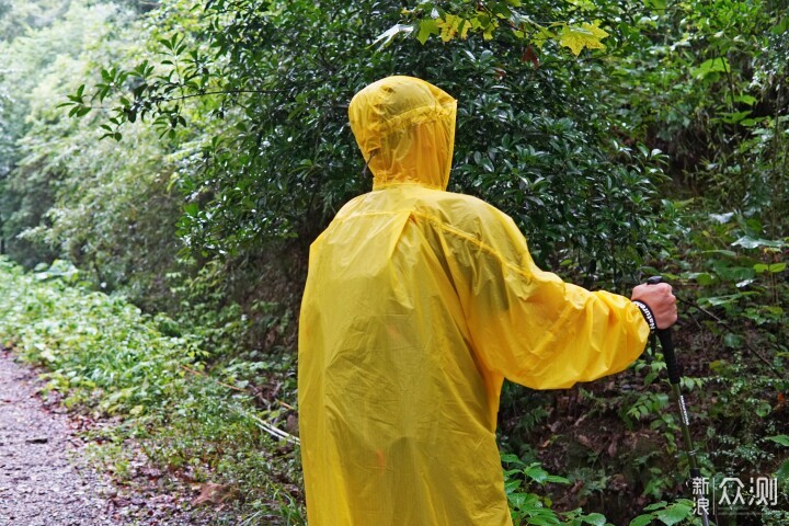 户外徒步，这种专业户外雨衣才是更好的选择_新浪众测
