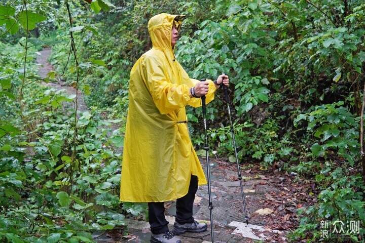 户外徒步，这种专业户外雨衣才是更好的选择_新浪众测
