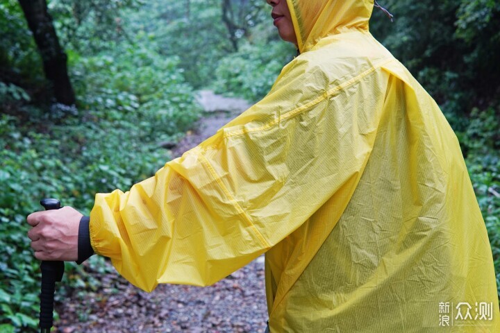 户外徒步，这种专业户外雨衣才是更好的选择_新浪众测
