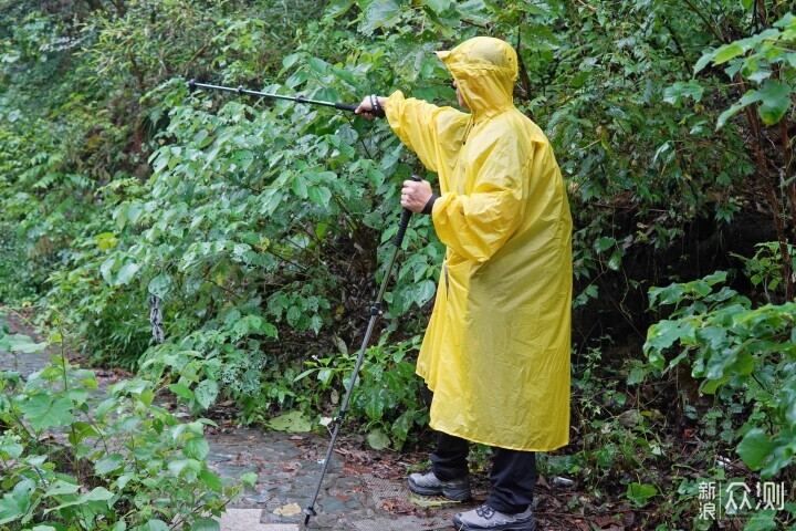 户外徒步，这种专业户外雨衣才是更好的选择_新浪众测