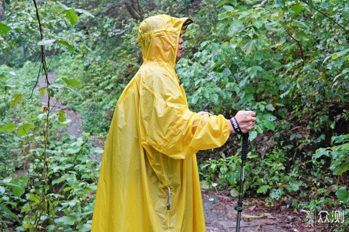 户外徒步，这种专业户外雨衣才是更好的选择_新浪众测
