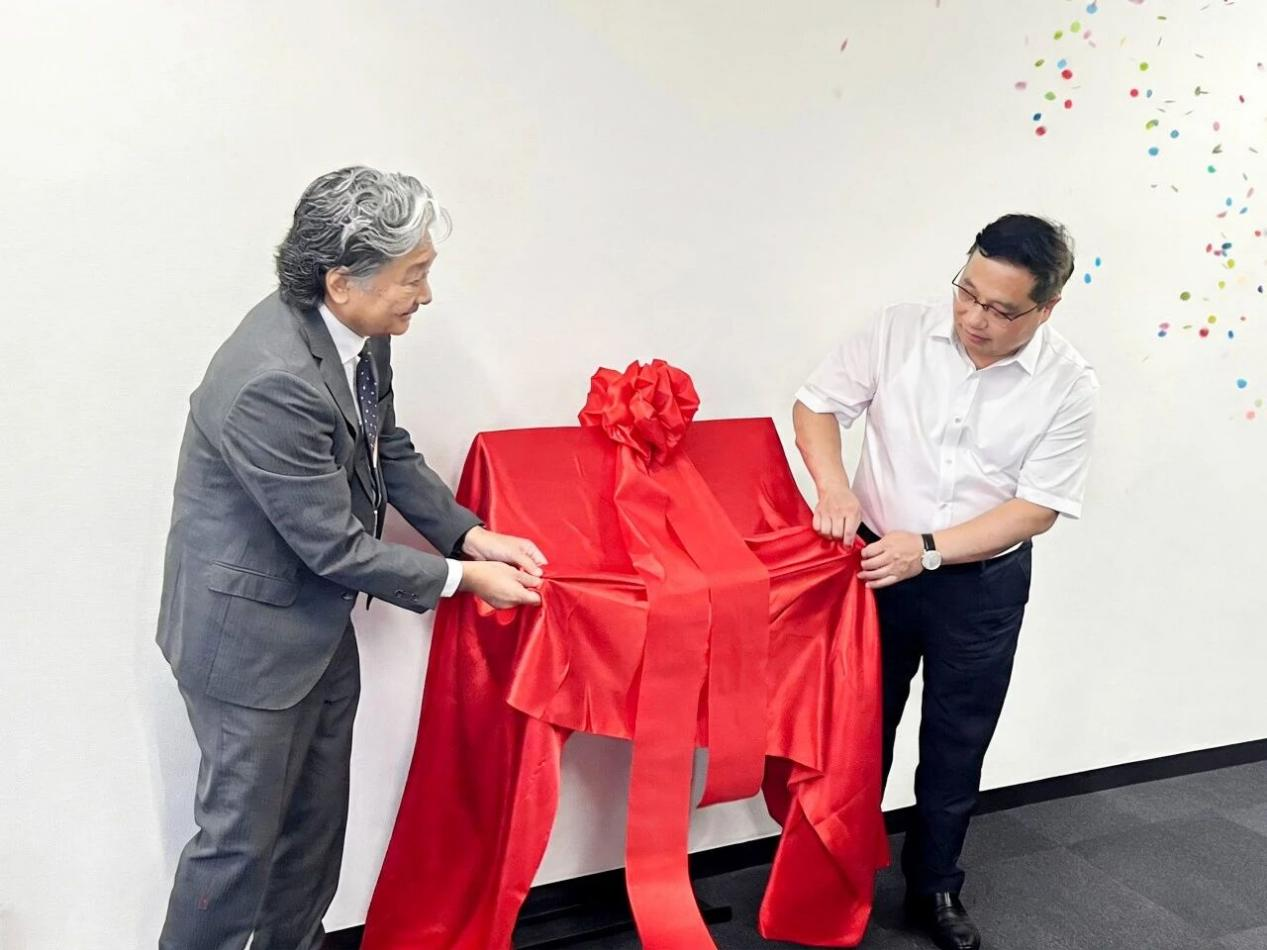 ▲金永红总经理与太田博满社长  共同为宇瞳光学日本株式会社揭牌