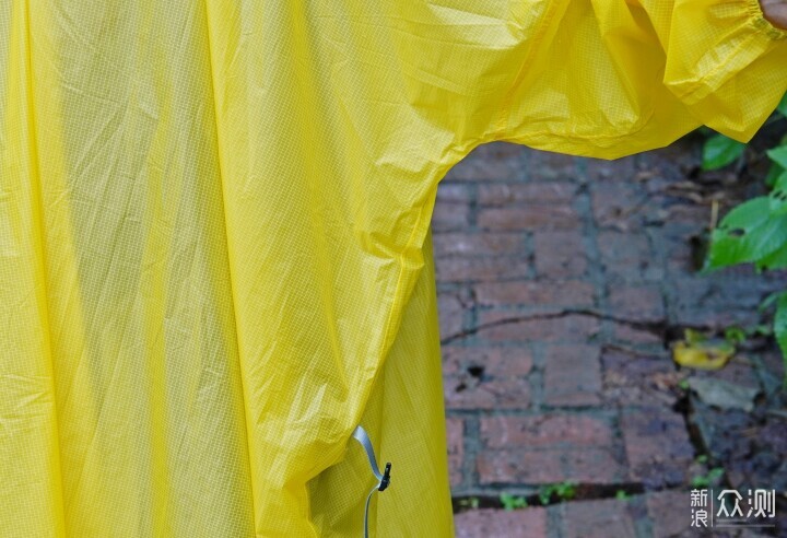 户外徒步，这种专业户外雨衣才是更好的选择_新浪众测