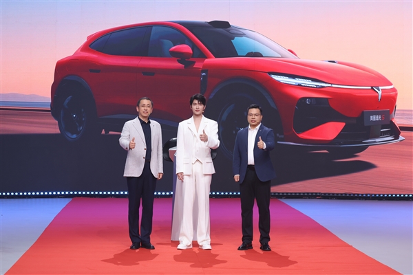 顶配30.99万！岚图追光S预售1小时订单破万：杨洋当场下订成001号车主