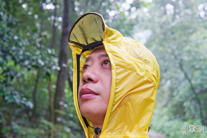 户外徒步，这种专业户外雨衣才是更好的选择_新浪众测