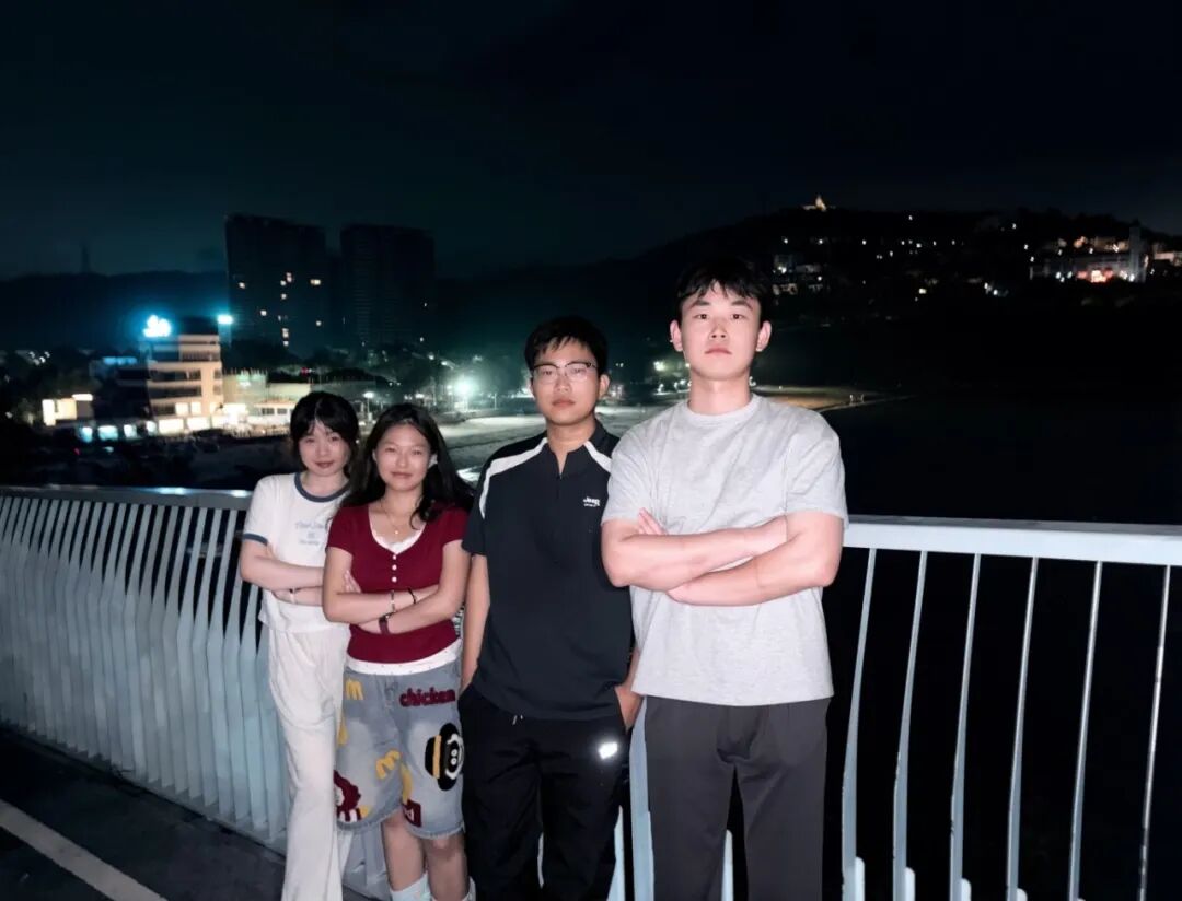 毕海伦（中间）.jpg