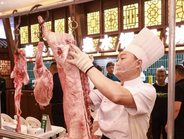 讲究“吃伏羊”食俗的消费者越来越多。受访者供图