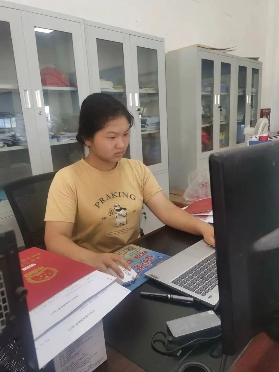曾紫轩在村委会勤工俭学