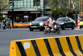 原来 连美国人都觉得特斯拉的车灯晃眼