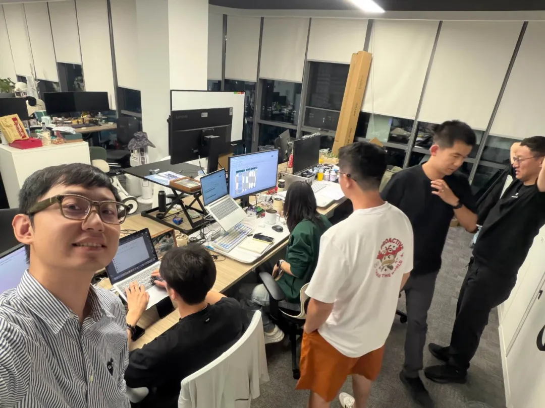 （6月底，L6全体团队在讨论新车上市策略）
