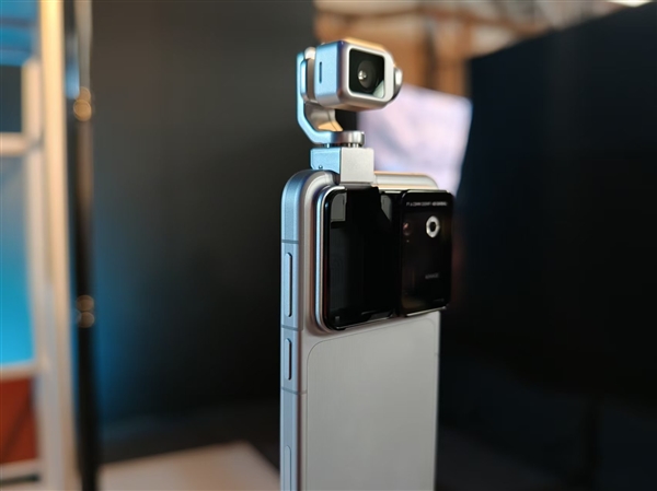 荣耀Robot Phone真机上手：首创钛合金灵巧云台 口袋里的电影机