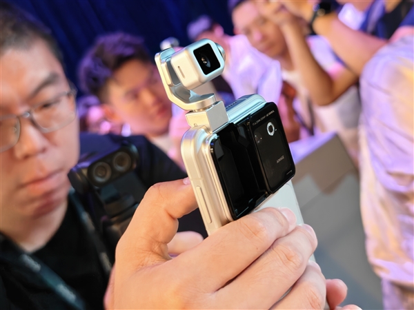 荣耀Robot Phone真机上手：首创钛合金灵巧云台 口袋里的电影机