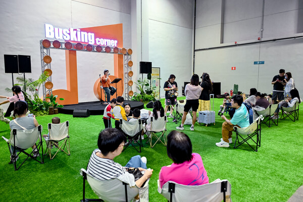 “2026金沙物美嘉年华”的“随心所唱Busking Corner”专区吸引不少热爱歌唱的人士即席表演,大会也安排专业歌手进行暖场演出,进一步丰富嘉年华的活动体验。 “2026金沙物美嘉年华”的“随心所唱Busking Corner”专区吸引不少热爱歌唱的人士即席表演,大会也安排专业歌手进行暖场演出,进一步丰富嘉年华的活动体验。