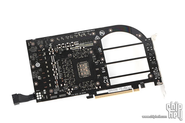 为了散热彻底拼了！技嘉40周年款RTX 5080拆解：PCB上挖四个大洞