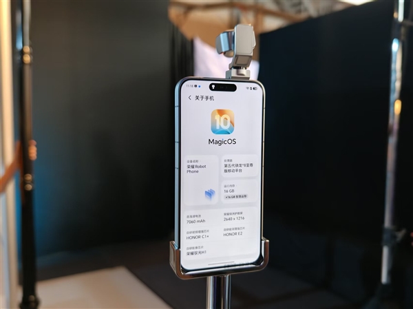 首款机器人手机未发先火!荣耀Robot Phone全渠道预约量超20万