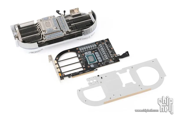 为了散热彻底拼了！技嘉40周年款RTX 5080拆解：PCB上挖四个大洞