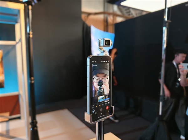 荣耀Robot Phone真机上手：首创钛合金灵巧云台 口袋里的电影机