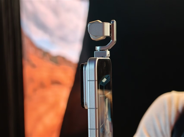 荣耀Robot Phone真机上手：首创钛合金灵巧云台 口袋里的电影机