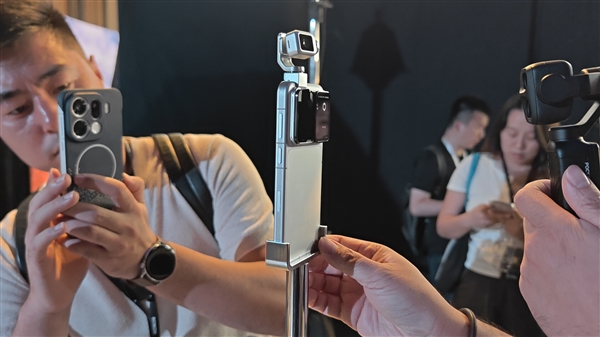 荣耀Robot Phone真机上手：首创钛合金灵巧云台 口袋里的电影机