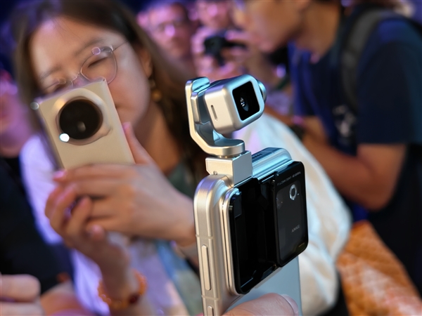 荣耀Robot Phone真机上手：首创钛合金灵巧云台 口袋里的电影机