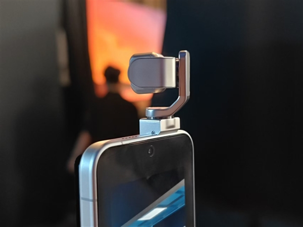 荣耀Robot Phone真机上手：首创钛合金灵巧云台 口袋里的电影机