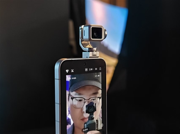 荣耀Robot Phone真机上手：首创钛合金灵巧云台 口袋里的电影机
