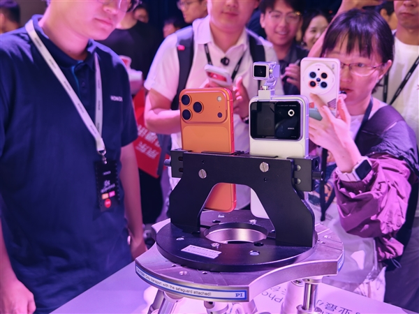 荣耀Robot Phone真机上手：首创钛合金灵巧云台 口袋里的电影机