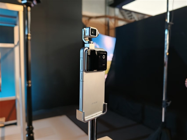首款机器人手机未发先火!荣耀Robot Phone全渠道预约量超20万